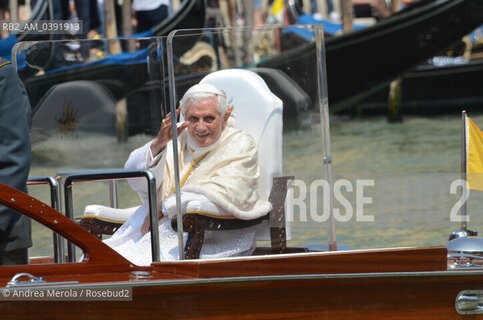 Sua Santità Benedetto XVI benedice dal motoscafo la folla, assiepata sulla riva durante il passaggio del corteo acqueo papale lungo il Canal Grande, al ritorno dalla messa al parco di San Giuliano, stamattina 8 maggio 2011.  ©Andrea Merola/Rosebud2