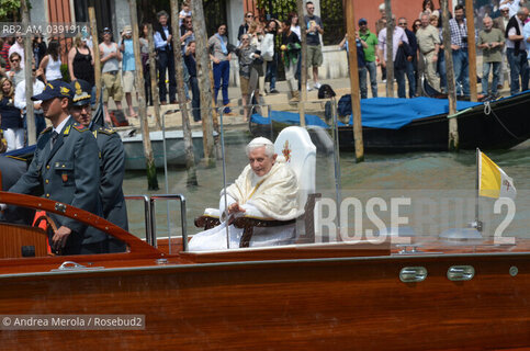 Sua Santità Benedetto XVI benedice dal motoscafo la folla, assiepata sulla riva durante il passaggio del corteo acqueo papale lungo il Canal Grande, al ritorno dalla messa al parco di San Giuliano, stamattina 8 maggio 2011.  ©Andrea Merola/Rosebud2