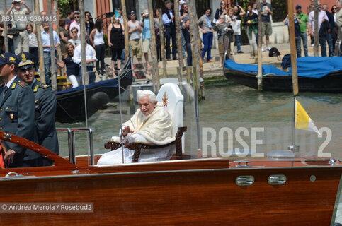 Sua Santità Benedetto XVI benedice dal motoscafo la folla, assiepata sulla riva durante il passaggio del corteo acqueo papale lungo il Canal Grande, al ritorno dalla messa al parco di San Giuliano, stamattina 8 maggio 2011.  ©Andrea Merola/Rosebud2