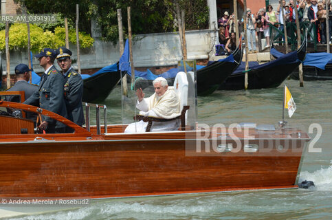 Sua Santità Benedetto XVI benedice dal motoscafo la folla, assiepata sulla riva durante il passaggio del corteo acqueo papale lungo il Canal Grande, al ritorno dalla messa al parco di San Giuliano, stamattina 8 maggio 2011.  ©Andrea Merola/Rosebud2