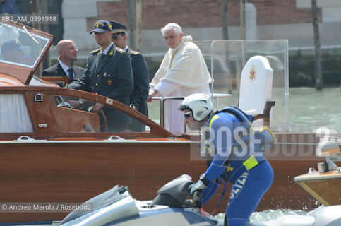 Sua Santità Benedetto XVI benedice dal motoscafo la folla, assiepata sulla riva durante il passaggio del corteo acqueo papale lungo il Canal Grande, al ritorno dalla messa al parco di San Giuliano, stamattina 8 maggio 2011.  ©Andrea Merola/Rosebud2