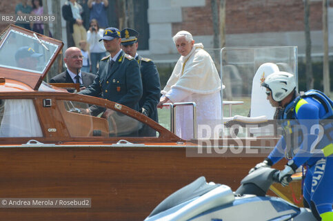 Sua Santità Benedetto XVI benedice dal motoscafo la folla, assiepata sulla riva durante il passaggio del corteo acqueo papale lungo il Canal Grande, al ritorno dalla messa al parco di San Giuliano, stamattina 8 maggio 2011.  ©Andrea Merola/Rosebud2