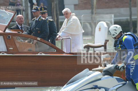 Sua Santità Benedetto XVI benedice dal motoscafo la folla, assiepata sulla riva durante il passaggio del corteo acqueo papale lungo il Canal Grande, al ritorno dalla messa al parco di San Giuliano, stamattina 8 maggio 2011.  ©Andrea Merola/Rosebud2