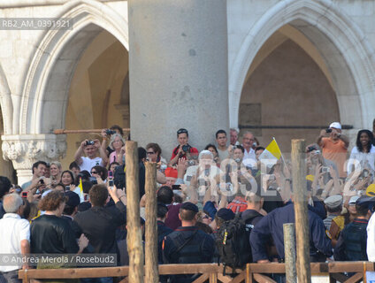 Sua Santità Benedetto XVI si avvia allimbarcadero sul molo di San Marco, accompagnato dal Patriarca di Venezia mons. Angelo Scola, e sale sulla balotina dei gondolieri per traghettare alla basilica della Salute, oggi pomeriggio 8 maggio 2011.  ©Andrea Merola/Rosebud2