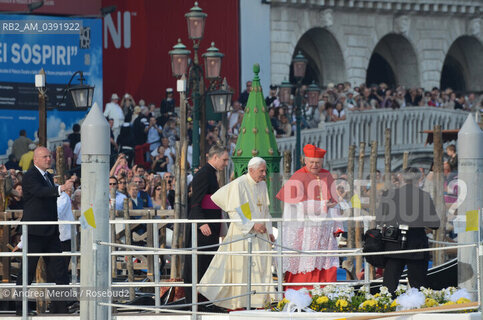 Sua Santità Benedetto XVI si avvia allimbarcadero sul molo di San Marco, accompagnato dal Patriarca di Venezia mons. Angelo Scola, e sale sulla balotina dei gondolieri per traghettare alla basilica della Salute, oggi pomeriggio 8 maggio 2011.  ©Andrea Merola/Rosebud2