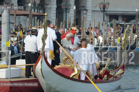 Sua Santità Benedetto XVI si avvia allimbarcadero sul molo di San Marco, accompagnato dal Patriarca di Venezia mons. Angelo Scola, e sale sulla balotina dei gondolieri per traghettare alla basilica della Salute, oggi pomeriggio 8 maggio 2011.  ©Andrea Merola/Rosebud2