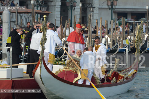 Sua Santità Benedetto XVI si avvia allimbarcadero sul molo di San Marco, accompagnato dal Patriarca di Venezia mons. Angelo Scola, e sale sulla balotina dei gondolieri per traghettare alla basilica della Salute, oggi pomeriggio 8 maggio 2011.  ©Andrea Merola/Rosebud2