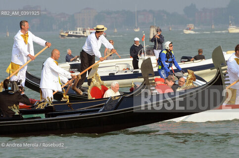 Sua Santità Benedetto XVI viene traghettato con la balotina dei gondolieri dal molo di San Marco alla basilica della Salute, oggi pomeriggio 8 maggio 2011.  ©Andrea Merola/Rosebud2