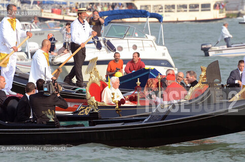 Sua Santità Benedetto XVI viene traghettato con la balotina dei gondolieri dal molo di San Marco alla basilica della Salute, oggi pomeriggio 8 maggio 2011.  ©Andrea Merola/Rosebud2