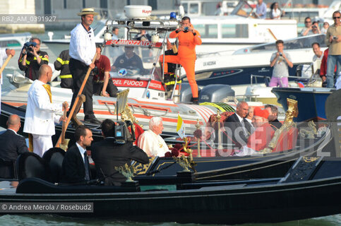 Sua Santità Benedetto XVI viene traghettato con la balotina dei gondolieri dal molo di San Marco alla basilica della Salute, oggi pomeriggio 8 maggio 2011.  ©Andrea Merola/Rosebud2