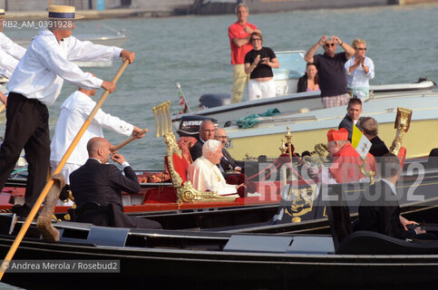 Sua Santità Benedetto XVI viene traghettato con la balotina dei gondolieri dal molo di San Marco alla basilica della Salute, oggi pomeriggio 8 maggio 2011.  ©Andrea Merola/Rosebud2