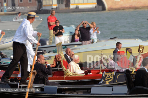 Sua Santità Benedetto XVI viene traghettato con la balotina dei gondolieri dal molo di San Marco alla basilica della Salute, oggi pomeriggio 8 maggio 2011.  ©Andrea Merola/Rosebud2