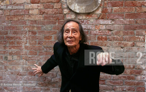 Il danzatore giapponese Kazuo Ohno , fondatore della danza Butoh, alla Biennale Danza di Venezia , 30 settembre 1999. ©Andrea Merola/Rosebud2