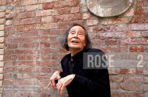 Il danzatore giapponese Kazuo Ohno , fondatore della danza Butoh, alla Biennale Danza di Venezia , 30 settembre 1999. ©Andrea Merola/Rosebud2