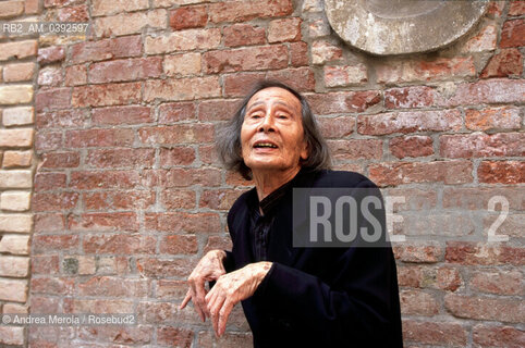 Il danzatore giapponese Kazuo Ohno , fondatore della danza Butoh, alla Biennale Danza di Venezia , 30 settembre 1999. ©Andrea Merola/Rosebud2