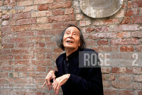 Il danzatore giapponese Kazuo Ohno , fondatore della danza Butoh, alla Biennale Danza di Venezia , 30 settembre 1999. ©Andrea Merola/Rosebud2