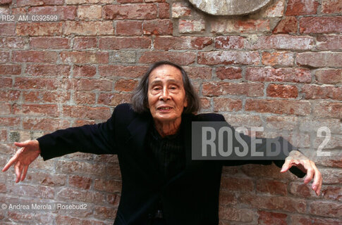 Il danzatore giapponese Kazuo Ohno , fondatore della danza Butoh, alla Biennale Danza di Venezia , 30 settembre 1999. ©Andrea Merola/Rosebud2