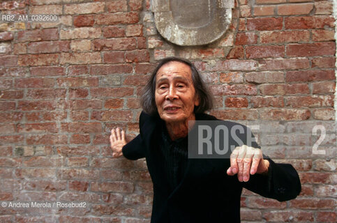 Il danzatore giapponese Kazuo Ohno , fondatore della danza Butoh, alla Biennale Danza di Venezia , 30 settembre 1999. ©Andrea Merola/Rosebud2