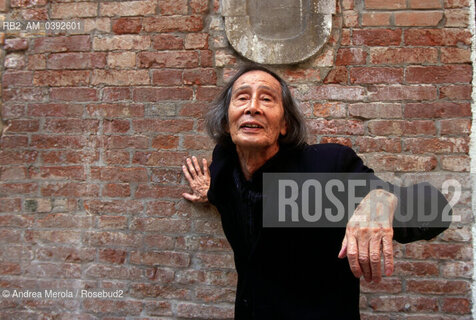 Il danzatore giapponese Kazuo Ohno , fondatore della danza Butoh, alla Biennale Danza di Venezia , 30 settembre 1999. ©Andrea Merola/Rosebud2