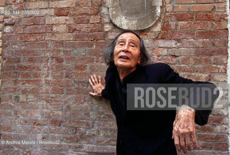 Il danzatore giapponese Kazuo Ohno , fondatore della danza Butoh, alla Biennale Danza di Venezia , 30 settembre 1999. ©Andrea Merola/Rosebud2