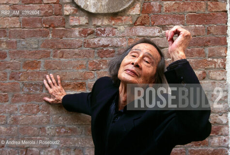 Il danzatore giapponese Kazuo Ohno , fondatore della danza Butoh, alla Biennale Danza di Venezia , 30 settembre 1999. ©Andrea Merola/Rosebud2