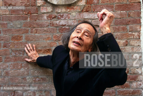 Il danzatore giapponese Kazuo Ohno , fondatore della danza Butoh, alla Biennale Danza di Venezia , 30 settembre 1999. ©Andrea Merola/Rosebud2