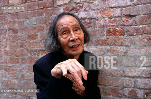 Il danzatore giapponese Kazuo Ohno , fondatore della danza Butoh, alla Biennale Danza di Venezia , 30 settembre 1999. ©Andrea Merola/Rosebud2