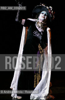 Il danzatore giapponese Kazuo Ohno , fondatore della danza Butoh, alla Biennale Danza di Venezia interpreta “ L’ Argentina”, teatro comunale Carlo Goldoni 01 ottobre 1999. ©Andrea Merola/Rosebud2