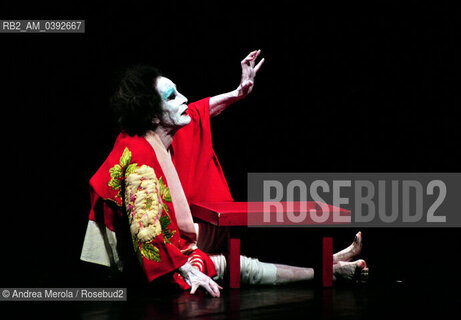 Il danzatore giapponese Kazuo Ohno , fondatore della danza Butoh, alla Biennale Danza di Venezia interpreta “ My Mother”, teatro comunale Carlo Goldoni 01 ottobre 1999. ©Andrea Merola/Rosebud2