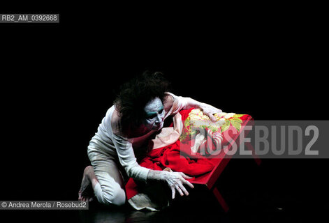 Il danzatore giapponese Kazuo Ohno , fondatore della danza Butoh, alla Biennale Danza di Venezia interpreta “ My Mother”, teatro comunale Carlo Goldoni 01 ottobre 1999. ©Andrea Merola/Rosebud2