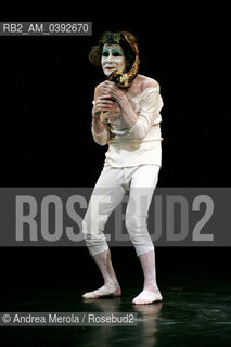 Il danzatore giapponese Kazuo Ohno , fondatore della danza Butoh, alla Biennale Danza di Venezia interpreta “ My Mother”, teatro comunale Carlo Goldoni 01 ottobre 1999. ©Andrea Merola/Rosebud2