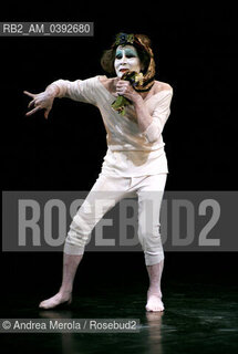 Il danzatore giapponese Kazuo Ohno , fondatore della danza Butoh, alla Biennale Danza di Venezia interpreta “ My Mother”, teatro comunale Carlo Goldoni 01 ottobre 1999. ©Andrea Merola/Rosebud2