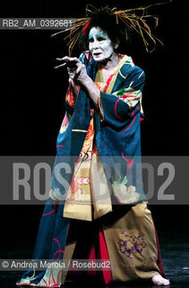 Il danzatore giapponese Kazuo Ohno , fondatore della danza Butoh, alla Biennale Danza di Venezia interpreta  “The Dead Sea”, teatro comunale Carlo Goldoni 01 ottobre 1999. ©Andrea Merola/Rosebud2