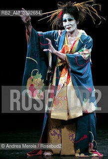 Il danzatore giapponese Kazuo Ohno , fondatore della danza Butoh, alla Biennale Danza di Venezia interpreta  “The Dead Sea”, teatro comunale Carlo Goldoni 01 ottobre 1999. ©Andrea Merola/Rosebud2