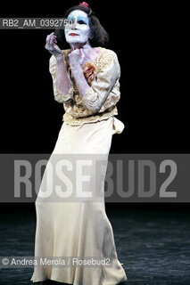 Il danzatore giapponese Kazuo Ohno , fondatore della danza Butoh, alla Biennale Danza di Venezia interpreta  “Vienna Waltz”, teatro comunale Carlo Goldoni 01 ottobre 1999. ©Andrea Merola/Rosebud2