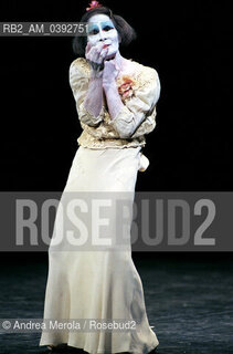 Il danzatore giapponese Kazuo Ohno , fondatore della danza Butoh, alla Biennale Danza di Venezia interpreta  “Vienna Waltz”, teatro comunale Carlo Goldoni 01 ottobre 1999. ©Andrea Merola/Rosebud2