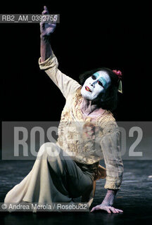 Il danzatore giapponese Kazuo Ohno , fondatore della danza Butoh, alla Biennale Danza di Venezia interpreta  “Vienna Waltz”, teatro comunale Carlo Goldoni 01 ottobre 1999. ©Andrea Merola/Rosebud2