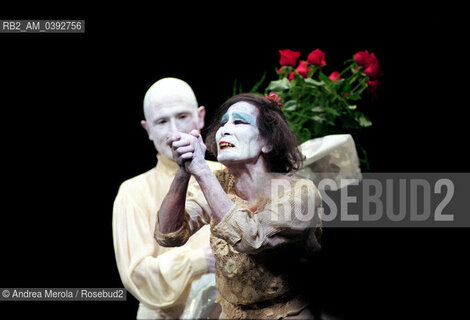 Il danzatore giapponese Kazuo Ohno , fondatore della danza Butoh, alla Biennale Danza di Venezia , 30 settembre 1999: dietro di lui il figlio Yoshito. ©Andrea Merola/Rosebud2