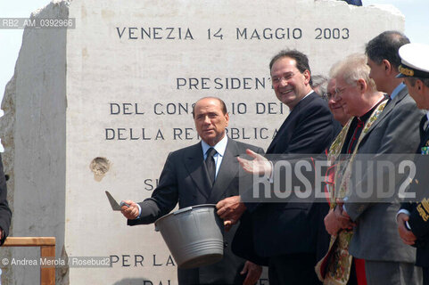 20030514 VENEZIA POL. MOSE, PRIMA PIETRA CON BERLUSCONI. L’allora presidente del consiglio Silvio Berlusconi alla cerimonia della posa della prima pietra del sistema MOSE, il 14 maggio 2003: accanto l’allora presidente della Regione Veneto Giancarlo Galan. ©Andrea Merola/Rosebud2