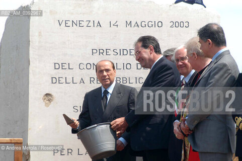 20030514 VENEZIA POL. MOSE, PRIMA PIETRA CON BERLUSCONI. L’allora presidente del consiglio Silvio Berlusconi alla cerimonia della posa della prima pietra del sistema MOSE, il 14 maggio 2003: accanto l’allora presidente della Regione Veneto Giancarlo Galan. ©Andrea Merola/Rosebud2