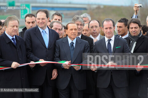 2009O208 - VENEZIA - POL. GRANDI OPERE, INAUGURATO IL PASSANTE DI MESTRE. Il Presidente del Consiglio Silvio Berlusconi taglia il nastro di inaugurazione del Passante autostradale di Mestre: A sx il Governatore del Veneto Giancarlo Galan e a dx il Ministro dellAgricoltura Luca Zaia. ©Andrea Merola/Rosebud2