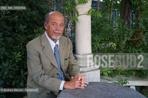 Lo scrittore Filippo Tuena ( “ In cerca di Pan “, Nottetempo) posa durante una pausa dell’incontro con gli autori finalisti del Premio Letterario Campiello 2023,  all’hotel Ausonia al Lido di Venezia, 27 luglio 2023. ©Andrea Merola/Rosebud2