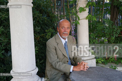 Lo scrittore Filippo Tuena ( “ In cerca di Pan “, Nottetempo) posa durante una pausa dell’incontro con gli autori finalisti del Premio Letterario Campiello 2023,  all’hotel Ausonia al Lido di Venezia, 27 luglio 2023. ©Andrea Merola/Rosebud2