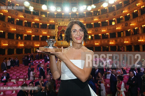 La scrittrice Benedetta Tobagi , vincitrice della 61° edizione del premio letterario Campiello col romanzo “La Resistenza delle donne”  (Einaudi), posa sul palco del Gran Teatro La Fenice, mostrando ai fotografi il premio ricevuto nel corso della cerimonia di premiazione, Venezia 16 settembre 2023. ©Andrea Merola/Rosebud2