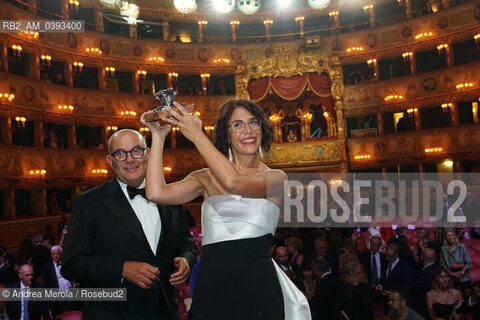 La scrittrice Benedetta Tobagi , vincitrice della 61° edizione del premio letterario Campiello col romanzo “La Resistenza delle donne”  (Einaudi), posa sul palco del Gran Teatro La Fenice, mostrando ai fotografi il premio ricevuto nel corso della cerimonia di premiazione, Venezia 16 settembre 2023: alla sua destra il presidente del Premio Campiello Enrico Carraro. ©Andrea Merola/Rosebud2