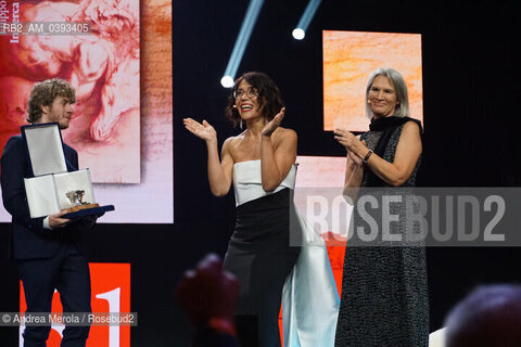 La scrittrice Benedetta Tobagi , vincitrice della 61° edizione del premio letterario Campiello col romanzo “La Resistenza delle donne”  (Einaudi), sul palco del Gran Teatro La Fenice, corso della cerimonia di premiazione, Venezia 16 settembre 2023 : a destre l’autrice finalidta Silvia Ballestra. ©Andrea Merola/Rosebud2