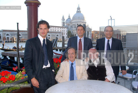 I cinque finalisti candidati al Premio Letterario Il Campiello in posa sulla terrazza dellhotel Monaco sul Canal Grande: da sx a dx in piedi: Giancarlo Marinelli ( “ Ti lascio il meglio di me “, Bompiani ), Pietrangelo Buttafuoco ( “ Le uova del drago “, Mondadori ), Claudio Piersanti ( “ Il ritorno a casa di Enrico Metz “, Feltrinelli ): seduti Nico Orengo ( “ Di viole e liquirizia “ , Einaudi ) e Salvatore Niffoi ( “ La vedova scalza “, Adelphi ), Venezia, 9 settembre 2006 . ©Andrea Merola/Rosebud2