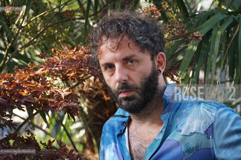 Vanni Santoni, autore finalista alla 62° edizione del premio letterario Campiello col romanzo “ Dilaga ovunque “ (Laterza), in una pausa dell’Incontro con gli Autori finalisti all’hotel Ausonia, Venezia 28 luglio 2024. ©Andrea Merola/Rosebud2