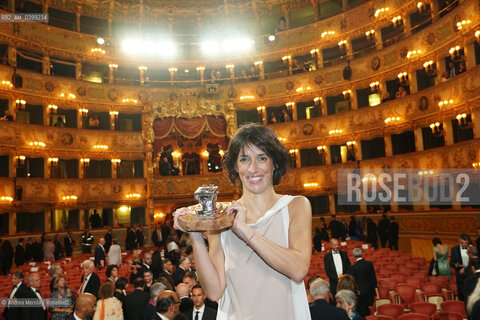 La scrittrice Federica Manzon , vincitrice della 62° edizione del premio letterario Campiello col romanzo “ Alma ”  (Feltrinelli), posa sul palco del Gran Teatro La Fenice, mostrando ai fotografi il premio ricevuto nel corso della cerimonia di premiazione, Venezia 21 settembre 2024. ©Andrea Merola/Rosebud2