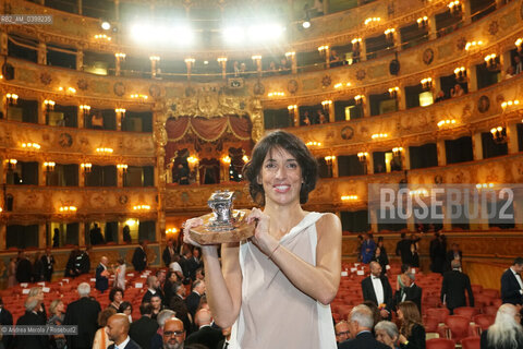 La scrittrice Federica Manzon , vincitrice della 62° edizione del premio letterario Campiello col romanzo “ Alma ”  (Feltrinelli), posa sul palco del Gran Teatro La Fenice, mostrando ai fotografi il premio ricevuto nel corso della cerimonia di premiazione, Venezia 21 settembre 2024. ©Andrea Merola/Rosebud2